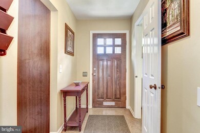 1332 Chetworth Ct, Alexandria, VA 22314 - photo 2