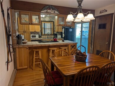 KITCHEN, DININGROOM / BREAKFAST BAR  W/ HARDWOOD F
