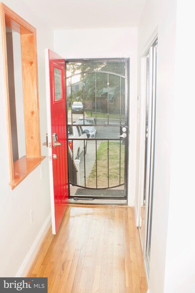 925 Division Ave NE, Washington, DC 20019 - photo 6