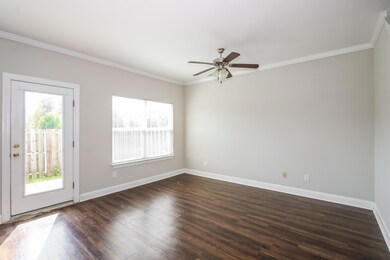 004-photo-living-room-13656380