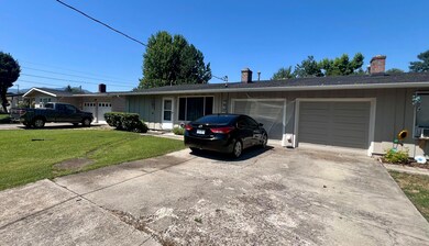 826 Morrison Ave, Medford, OR 97504 - photo 2