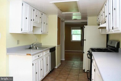 1974 Mayflower Dr, Woodbridge, VA 22192 - photo 5