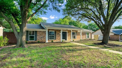 1920 Lincolnshire Dr, Bedford, TX 76021 - photo 2