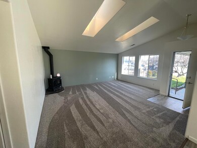 931 Fairfield Cir, Central Point, OR 97502 - photo 4