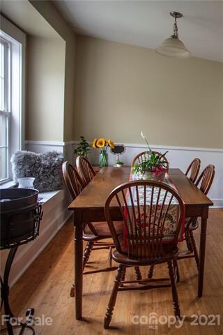 Breakfast room off family-kitchen