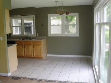 1220 Fairlane Dr, Bettendorf, IA 52722 - photo 4