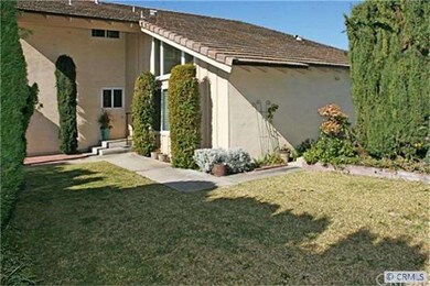 Beautiful Newer Tile Room. Grassy Private Front Ya