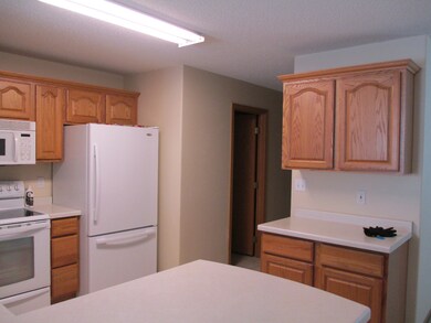 871 Kirkwood Dr, Grand Forks, ND 58201 - photo 6