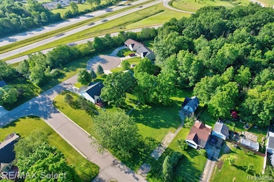 1226 Harding Dr, Flint, MI 48507 - photo 2