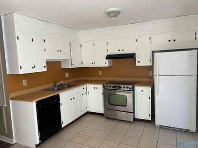 2607 Wynterhall Rd SE unit D, Huntsville, AL 35803 - photo 3