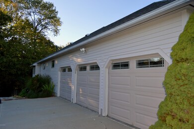 Oversized 3 car garage
