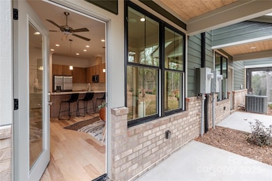 Model (Photo Similar)