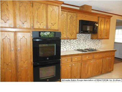 Double oven with lots of cabinets