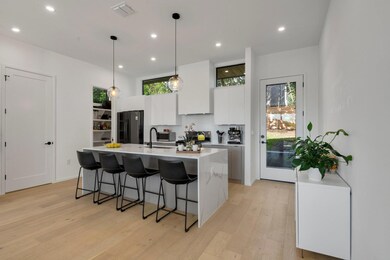 Kitchen with freestanding refrigerator, a kitchen