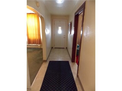 Entry/Foyer.