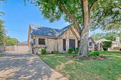 7818 Maple Tree Dr, Houston, TX 77088 - photo 2