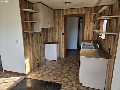 142 S Comstock Ave, Sutherlin, OR 97479 - photo 2