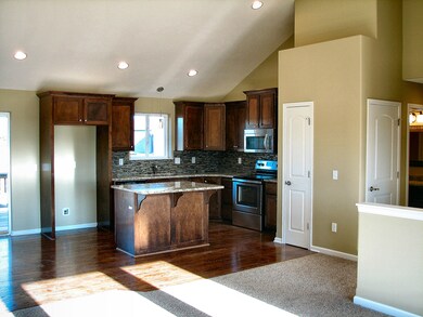 Kitchen & Dining