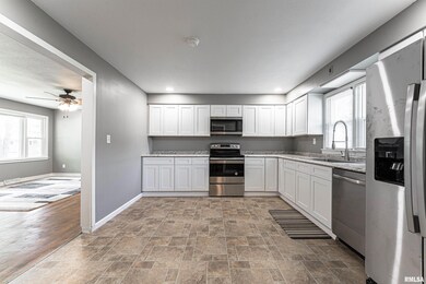 160 Regent St, Lincoln, IL 62656 - photo 7