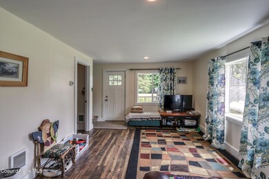 7 - Living-Entry