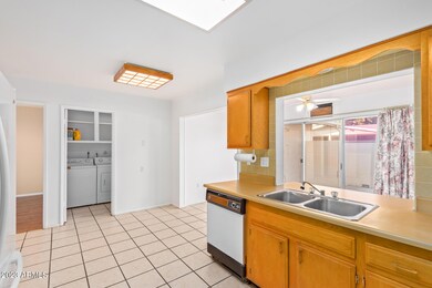 14038 N Thunderbird Blvd, Sun City, AZ 85351 - photo 6