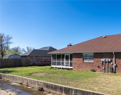 825 W Linden St, Rogers, AR 72756 - photo 3