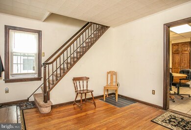 439 Forrest Ave, Norristown, PA 19401 - photo 4