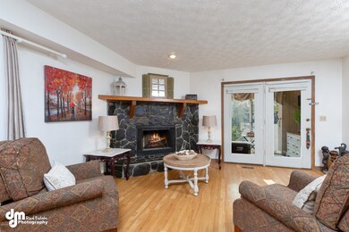 Unit 2 Living Room 20190729-DW-42292-FUL