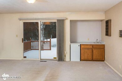 Deck access/ entertaining area