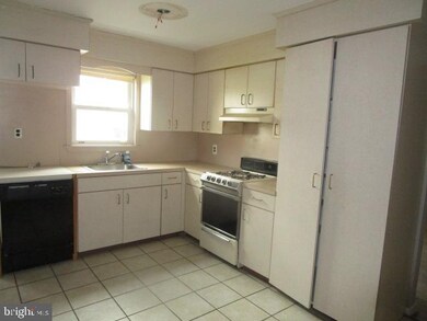 1130 E 8th St, Crum Lynne, PA 19022 - photo 3