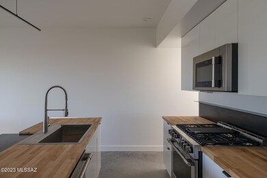 7 - Kitchen