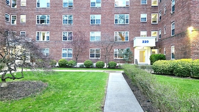 Courtyard Manor unit 3L, New Rochelle, NY 10805 - photo 3