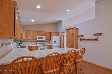 2837 17th Ave S, Grand Forks, ND 58201 - photo 7