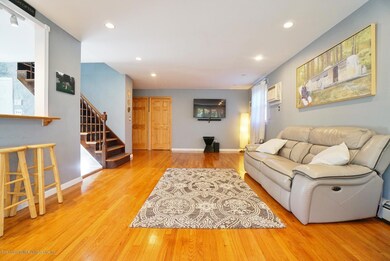 (3) LIVING ROOM