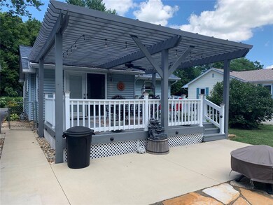 Huge back deck with pergola and party lights - lot