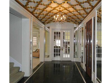 Entry/Foyer.