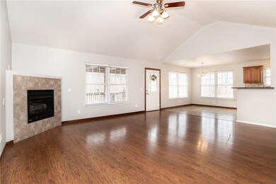 Large Living Room w/Fresh Paint & Hardwood Floorin