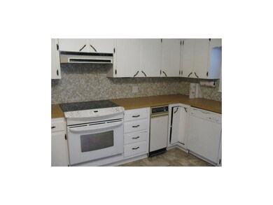 Nice appliances and lots of cabinetry!