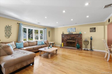 21 Eleanor Rd, Plainview, NY 11803 - photo 4