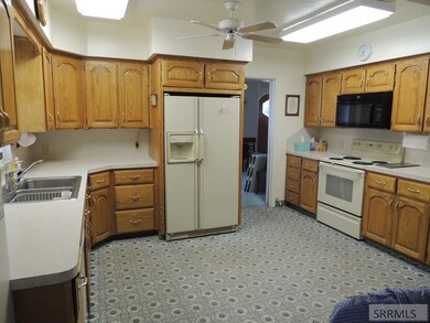 Newer kitchen w/ lots of cabinets