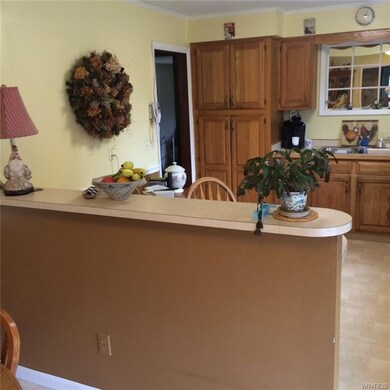 KITCHEN BREAKFAST BAR