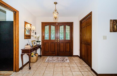 7-web-or-mls-Interior Entrance