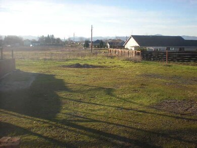 6937 Lakeview Dr, Central Point, OR 97502 - photo 2