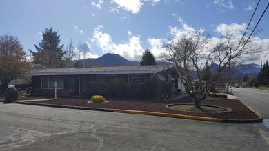 1403 NE Sommer Dr, Grants Pass, OR 97526 - photo 2