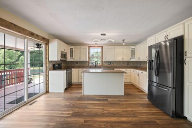 Eating Space W-View to Kitchen