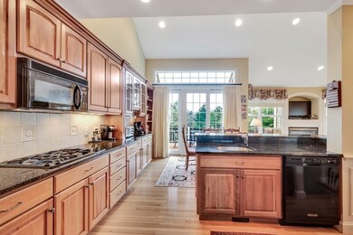 55 Carriage Hill Cir unit 55, Southborough, MA 01772 - photo 5