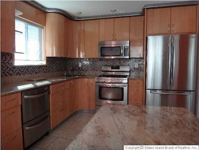 32 Pershing St, Staten Island, NY 10305 - photo 4