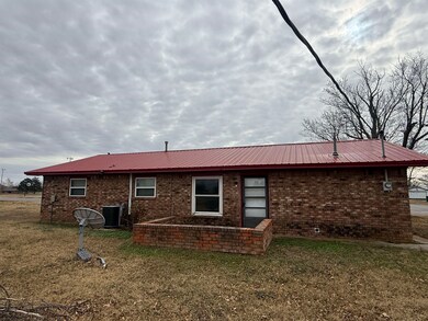 801 E A St, Watonga, OK 73772 - photo 5