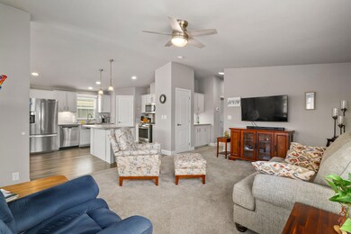 886BentleyDr-006