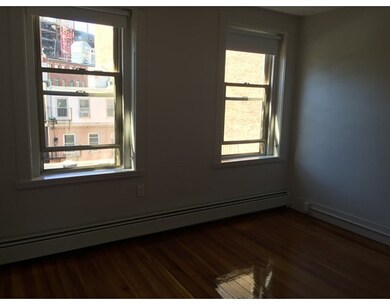9 Thacher Ct unit 4, Boston, MA 02113 - photo 4